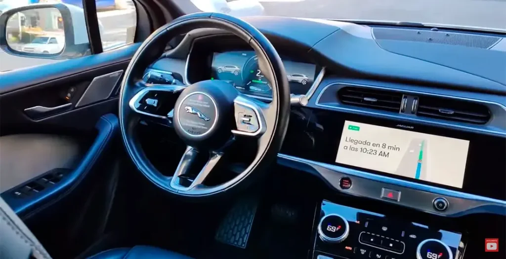 taxi que conduce solo